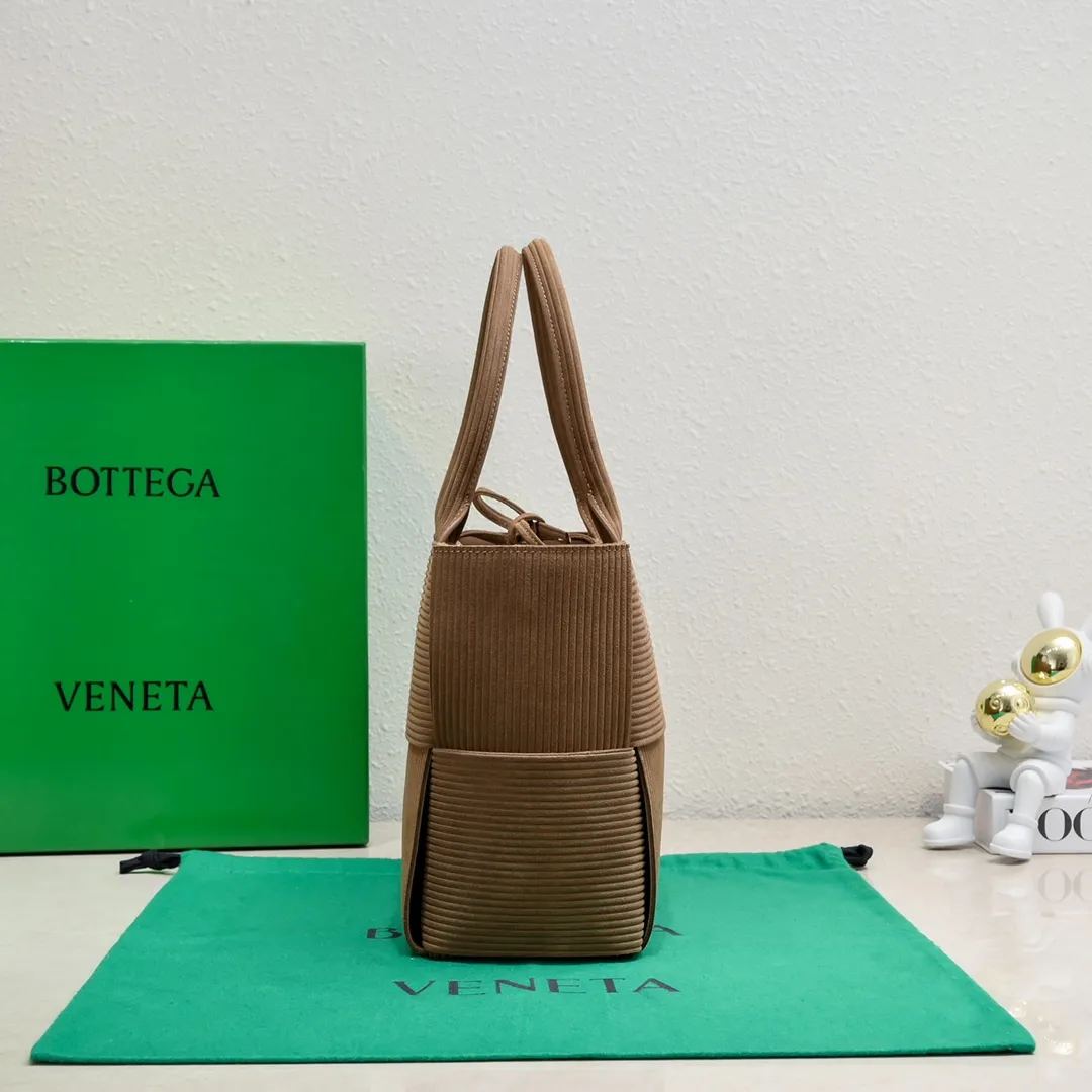 Batch 1960 large Arco tote handbag made of suede with embossed effect similar to corduroy texture, and logo Change it to the side panel😍The oversized woven design really makes it a huge gap from ordinary tote bags🔗🔗The interior is made of sheepskin, which leads the brand gene to continue to evolve with fresh inspiration🧬🧬 Showing the balance between luxury and reality. Made with Intreccio weaving technology, equipped with a detachable internal zipper pocket, size: 36*24*14, model: 9892#
